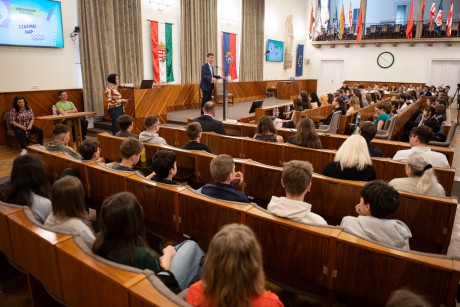 Zsúfolásig megtelt a Városháza Díszterme a Székesfehérvári Diáktanács szakmai napján